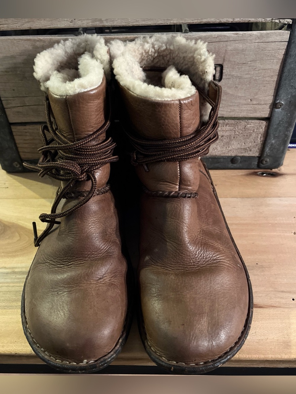 Ugg Cove Ankle Boots Size 9
Brown sheep shearling